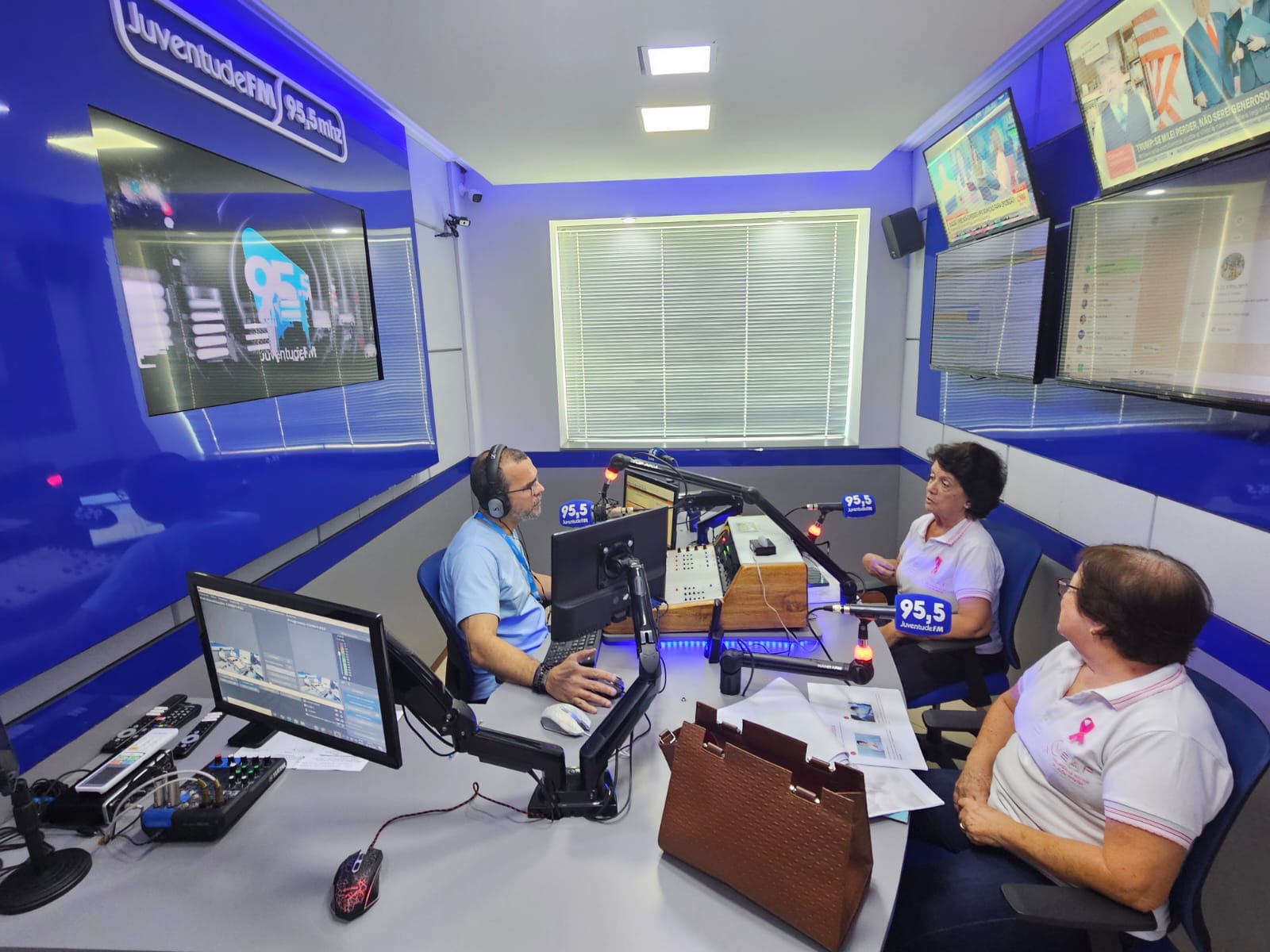 VOLUNTÁRIAS SOCIAIS FALANDO SOBRE OUTUBRO ROSA 