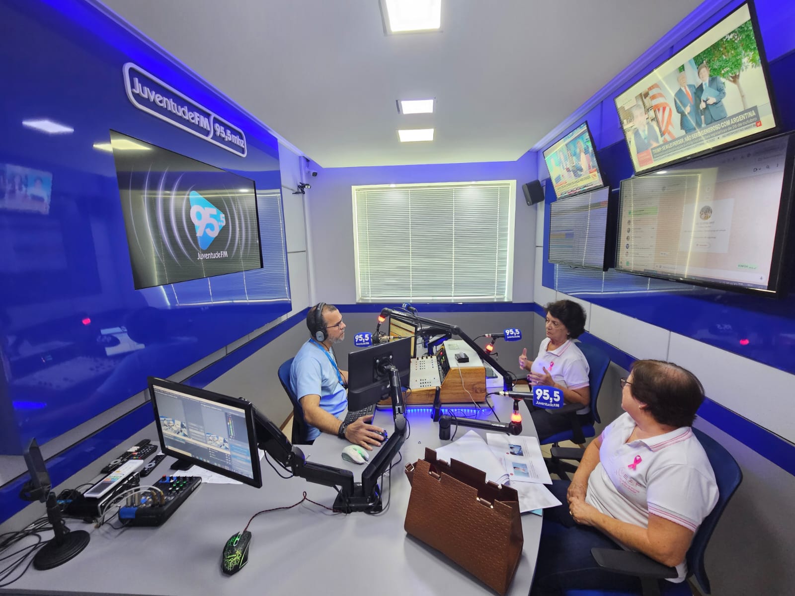 VOLUNTÁRIAS SOCIAIS FALANDO SOBRE OUTUBRO ROSA 