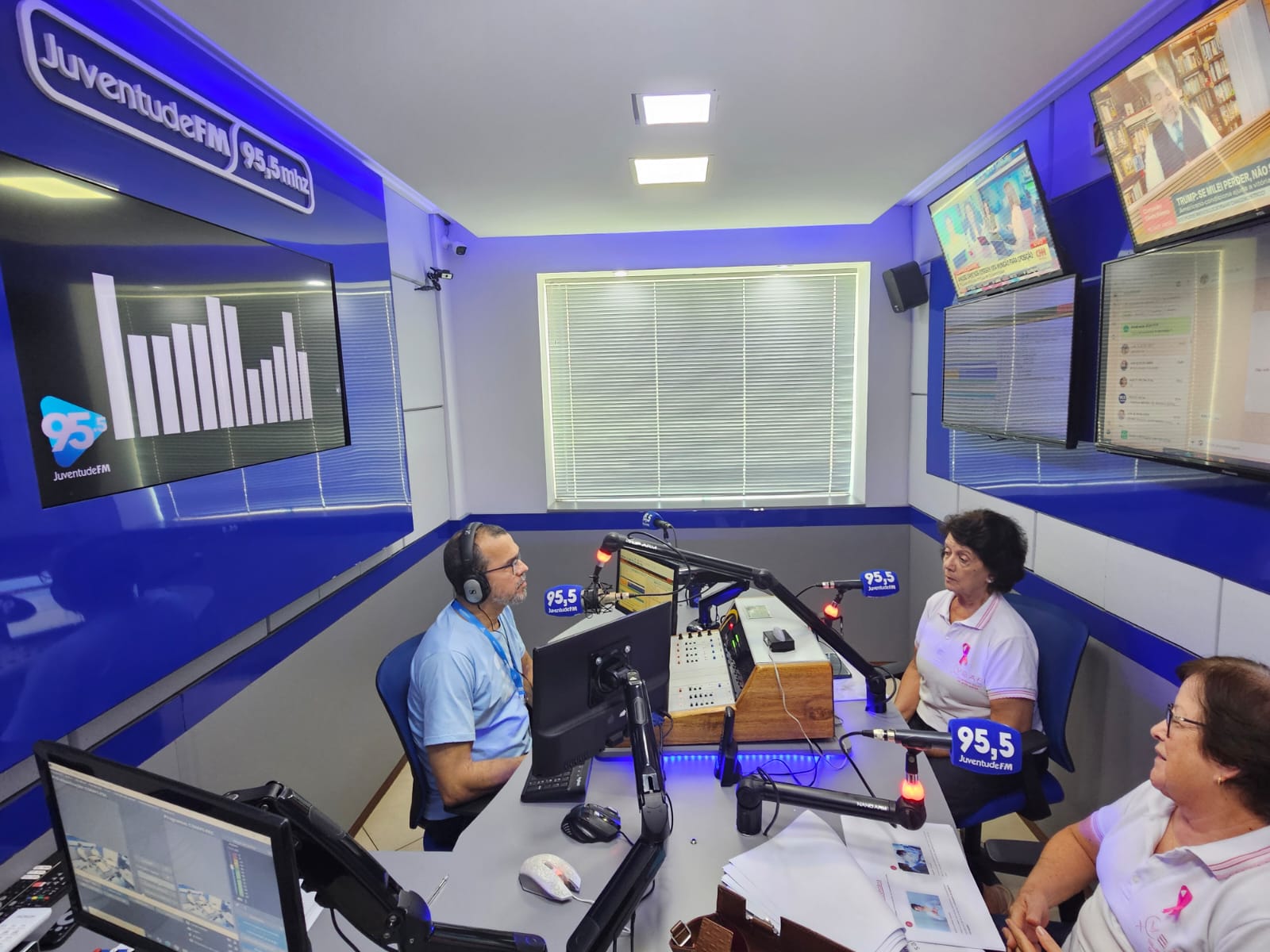 VOLUNTÁRIAS SOCIAIS FALANDO SOBRE OUTUBRO ROSA 